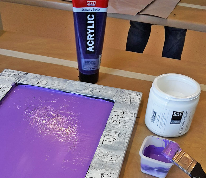 Grundierung der Tür mit Gesso