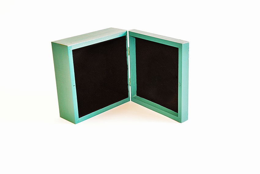Türkis gebeizte Holzbox mit Landschaft