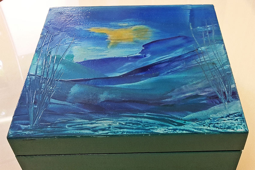 Türkis gebeizte Holzbox mit Landschaft