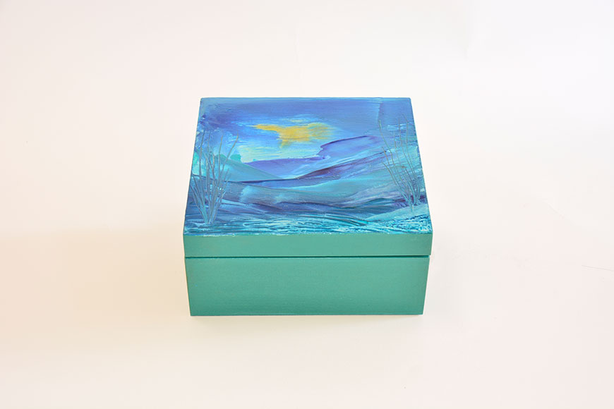 Türkis gebeizte Holzbox mit Landschaft